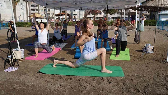 Dünya Yoga Günü halk plajında kutlandı