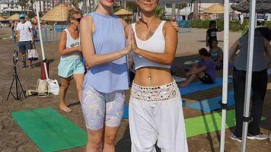 Dünya Yoga Günü halk plajında kutlandı