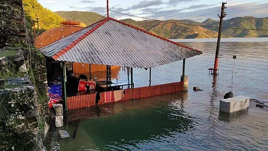 Dünyaca ünlü kaplıca sular altında kaldı