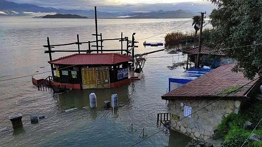 Dünyaca ünlü kaplıca sular altında kaldı