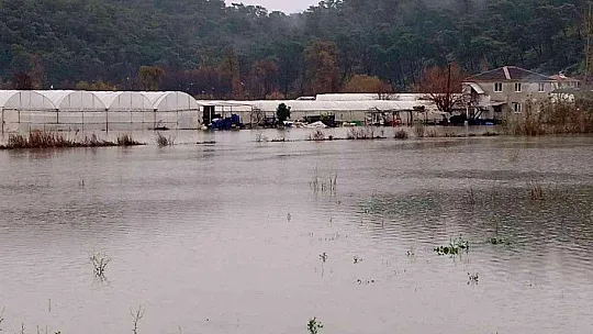 Dünyaca ünlü kaplıca sular altında kaldı