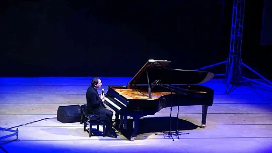 Dünyaca ünlü piyanist Marmaris'te binlerce kişiye konser verdi