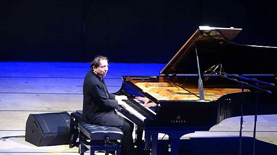 Dünyaca ünlü piyanist Marmaris'te binlerce kişiye konser verdi