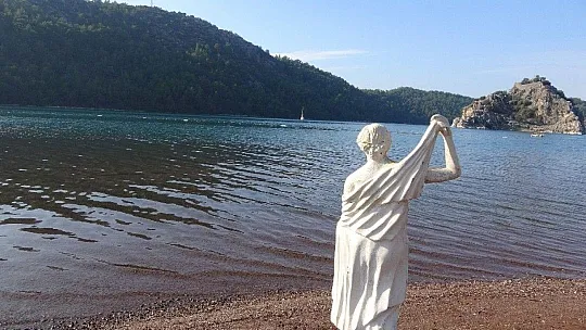Dünyaca ünlü plaj hafta sonu iki arkadaşa kaldı