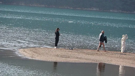 Dünyaca ünlü plaj hafta sonu iki arkadaşa kaldı