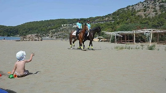 Dünyaca ünlü plajda atlı jandarmalar göreve başladı