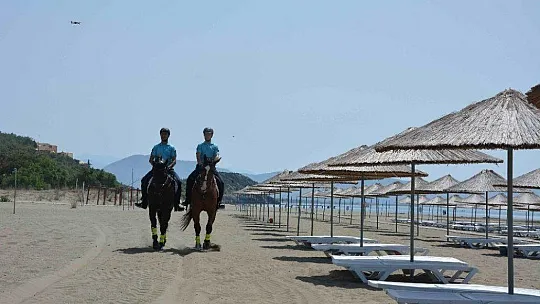 Dünyaca ünlü plajda atlı jandarmalar göreve başladı