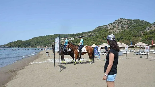Dünyaca ünlü plajda atlı jandarmalar göreve başladı