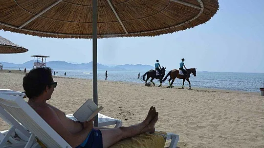 Dünyaca ünlü plajda atlı jandarmalar göreve başladı