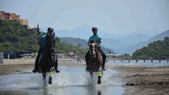 Dünyaca ünlü plajda atlı jandarmalar göreve başladı