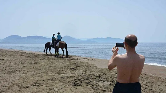 Dünyaca ünlü plajda atlı jandarmalar göreve başladı