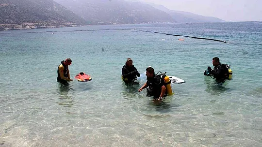 Dünyaca ünlü plajda deniz dibi temizliği