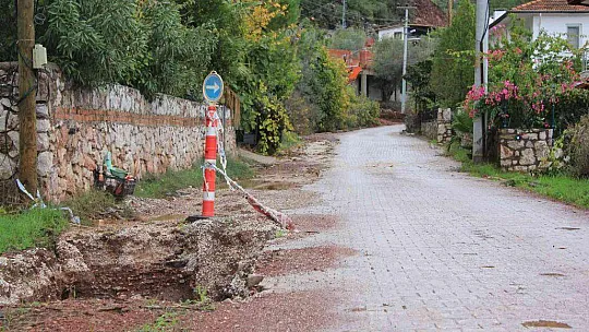 DÜNYACA ÜNLÜ PLAJIN BULUNDUĞU MAHALLEDE YOL SORUNU İÇİN ÇÖZÜM ARANIYOR