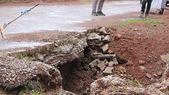 DÜNYACA ÜNLÜ PLAJIN BULUNDUĞU MAHALLEDE YOL SORUNU İÇİN ÇÖZÜM ARANIYOR