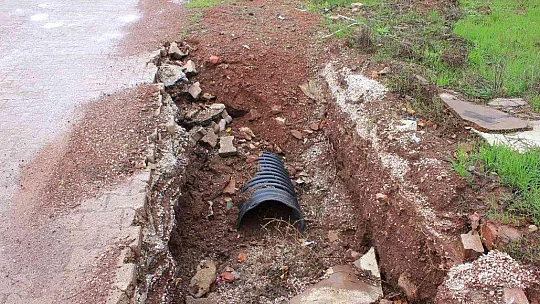 DÜNYACA ÜNLÜ PLAJIN BULUNDUĞU MAHALLEDE YOL SORUNU İÇİN ÇÖZÜM ARANIYOR