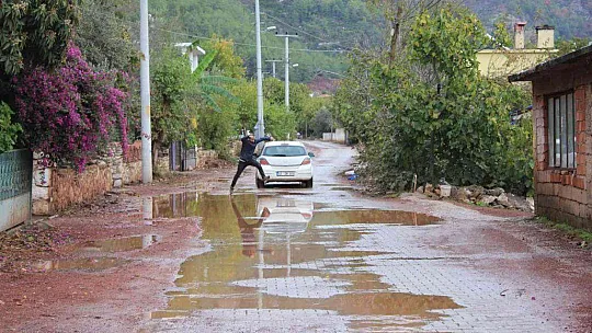 DÜNYACA ÜNLÜ PLAJIN BULUNDUĞU MAHALLEDE YOL SORUNU İÇİN ÇÖZÜM ARANIYOR