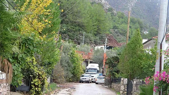 DÜNYACA ÜNLÜ PLAJIN BULUNDUĞU MAHALLEDE YOL SORUNU İÇİN ÇÖZÜM ARANIYOR