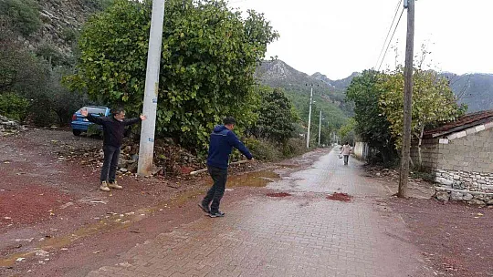 DÜNYACA ÜNLÜ PLAJIN BULUNDUĞU MAHALLEDE YOL SORUNU İÇİN ÇÖZÜM ARANIYOR