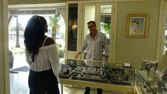 Ünlü sanatçı Della Miles Marmaris'e geldi