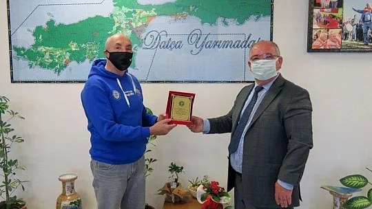 Dünyanın en iyi açık deniz yüzücüsü Başkan Uçar'ı ziyaret etti