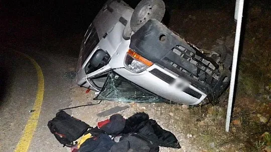 Düzensiz göçmenleri taşıyan minibüs kaza yaptı: 2 yaralı