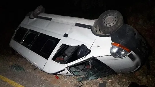 Düzensiz göçmenleri taşıyan minibüs kaza yaptı: 2 yaralı