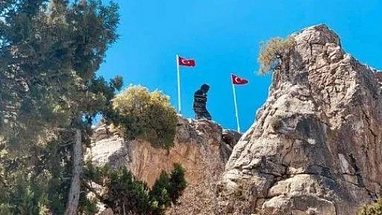 Bayrak için zirveye tırmandılar