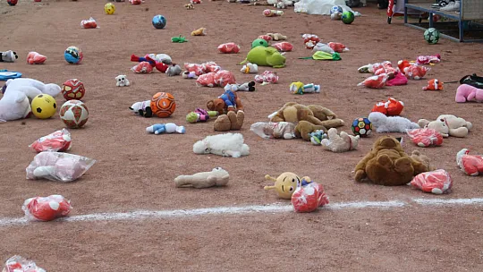 FETHİYESPOR TARAFTARI DEPREMZEDE ÇOCUKLARI UNUTMADI 