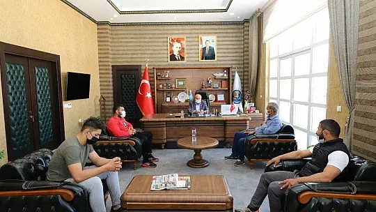 Başkan Otgöz'den şampiyon güreşçiye altın hediye