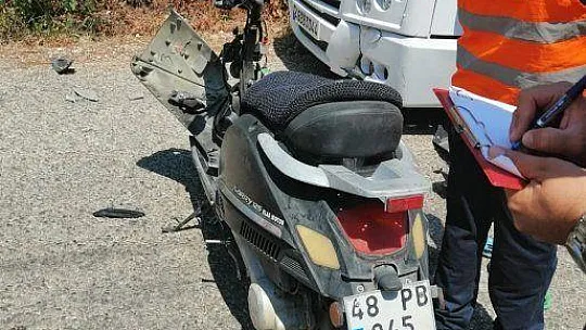 MOTOSİKLET MİNİBÜSE ÇARPTI 1 YARALI