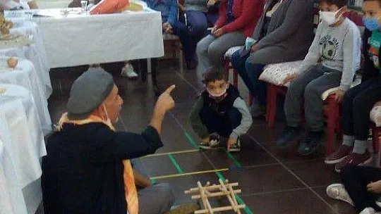 Oyuncaklarını Sergiledi