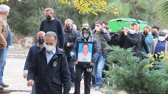 Ebru Şallı gözyaşları içerisinde babasını uğurladı