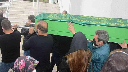 Ebru Şallı gözyaşları içerisinde babasını uğurladı