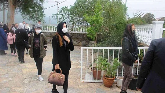 Ebru Şallı gözyaşları içerisinde babasını uğurladı
