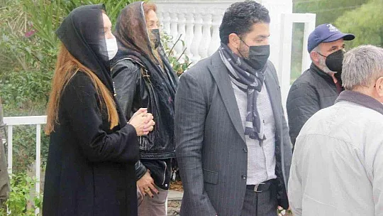 Ebru Şallı gözyaşları içerisinde babasını uğurladı
