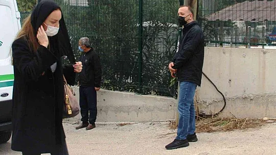 Ebru Şallı gözyaşları içerisinde babasını uğurladı
