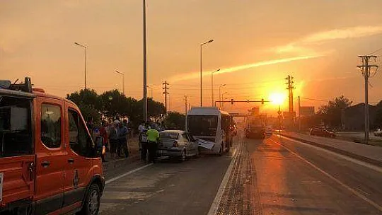 FETHİYE'DE OTOMOBİL YOLCU MİNİBÜSÜNE ÇARPTI