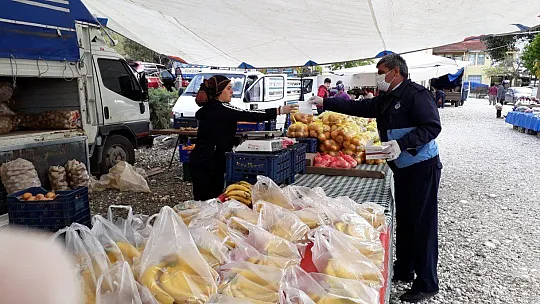 Seydikemer Belediyesinden Pazarcılara Maske Desteği
