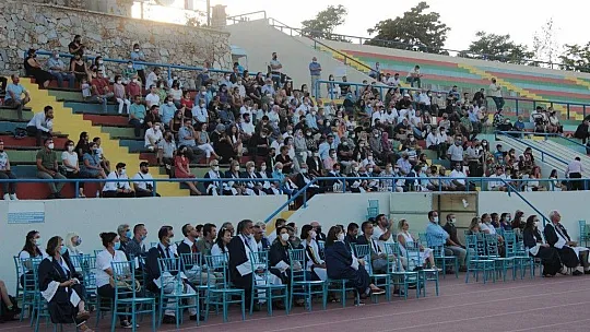Edebiyat Fakültesinde mezuniyet sevinci