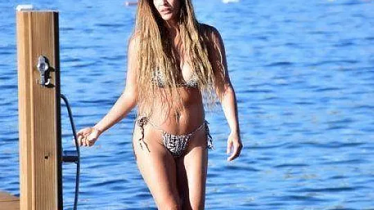 Ege'nin serin sularına kendini bıraktı