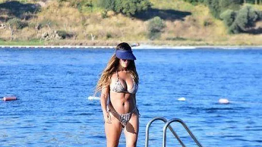 Ege'nin serin sularına kendini bıraktı