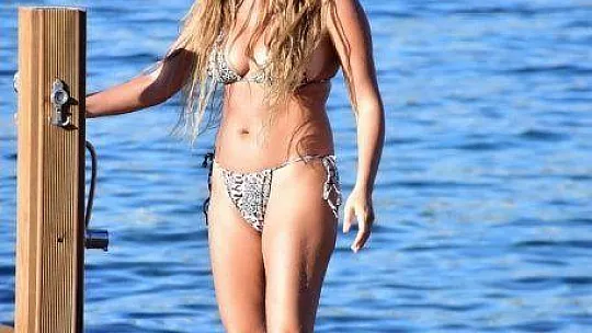 Ege'nin serin sularına kendini bıraktı