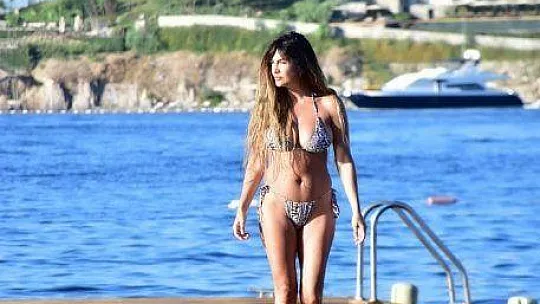 Ege'nin serin sularına kendini bıraktı