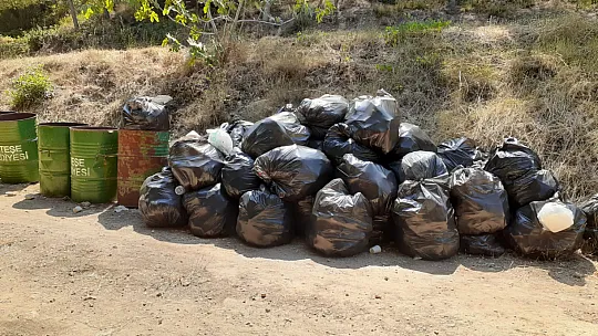 Akbük Koyu'nda 2 ton çöp toplandı