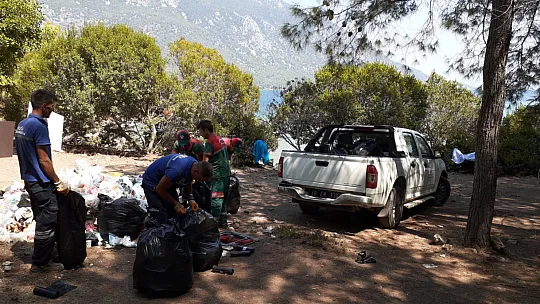 Akbük Koyu'nda 2 ton çöp toplandı