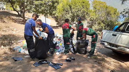 Akbük Koyu'nda 2 ton çöp toplandı
