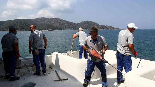 Ekipler tekneyle geldi, kaçak binanın yıkımına başlandı