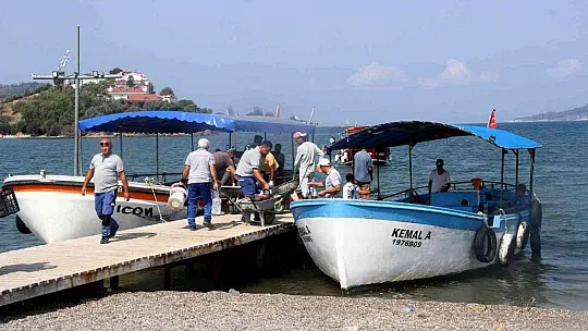 Ekipler tekneyle geldi, kaçak binanın yıkımına başlandı