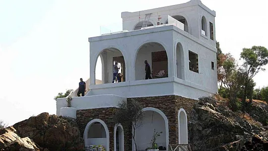 Ekipler tekneyle geldi, kaçak binanın yıkımına başlandı