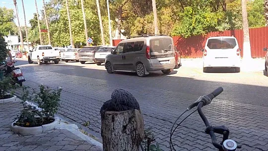 TRAFİĞİNİN BİTMEYEN ÇİLESİ ÇİFT SIRA PARK